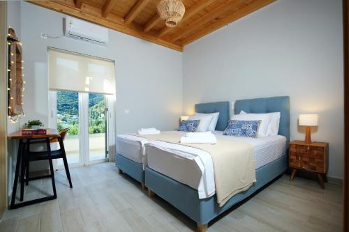 Ένα ή περισσότερα κρεβάτια σε δωμάτιο στο Mesogea Luxury Apartments