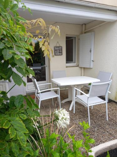 d'une terrasse avec une table et des chaises blanches. dans l'établissement Appartement Saint-Nic, Pentrez,entre Douarnenez Crozon, à Saint-Nic