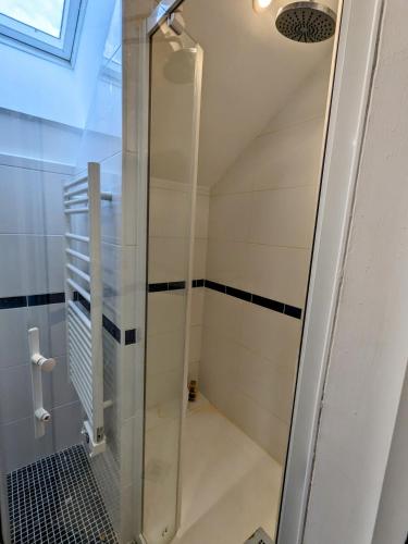 une douche avec une porte vitrée dans une salle de bain dans l'établissement Propriété en pleine nature,grands espaces,, Périgord Noir, piscine chauffée, climatisation,wifi, à Saint-Pardoux-et-Vielvic