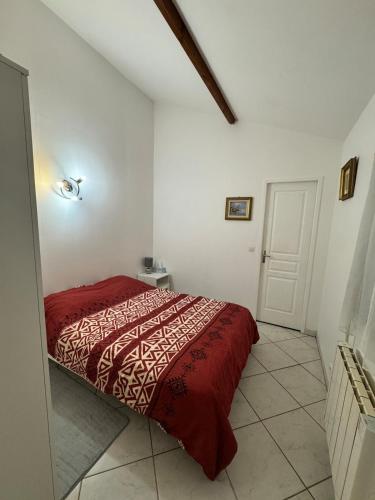 - une chambre blanche avec un lit rouge dans l'établissement Close to Paris & Disney, à Le Perreux-Sur-Marne