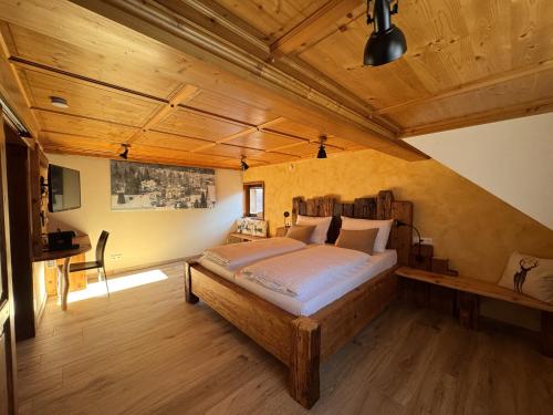 Postel nebo postele na pokoji v ubytování Black Forest Hotel Todtnau