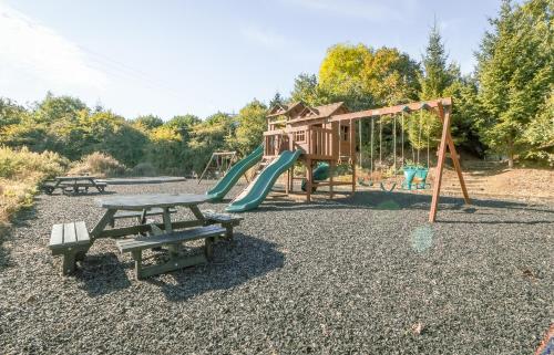 einen Spielplatz mit Picknicktisch und Rutsche in der Unterkunft Partridge Place at Tove Valley Cottages in Towcester