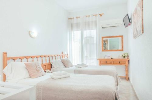 Un dormitorio con dos camas y una ventana. en Hotel Duc de Vendôme, en Vinarós