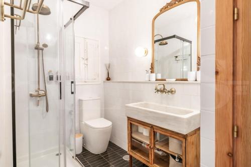 Ένα μπάνιο στο Charming house with rooftop terrace by REMS