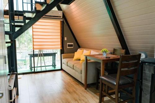 Гостиная зона в Inato Suites- Teepee House