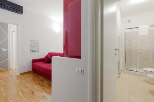 GuestHost - M3 Lodi Trendy Red Apartment