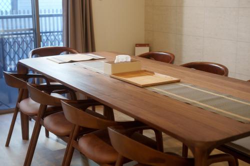 a conference room with a wooden table and chairs at Simply travel-Bloom-簡約旅行 in Osaka