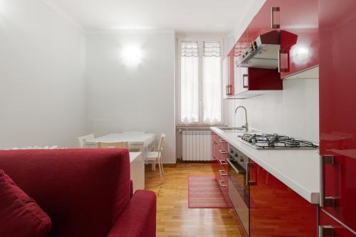 GuestHost - M3 Lodi Trendy Red Apartment
