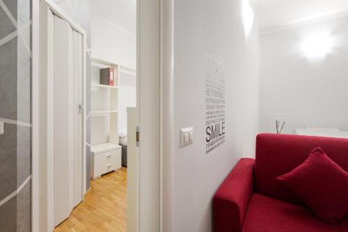 GuestHost - M3 Lodi Trendy Red Apartment
