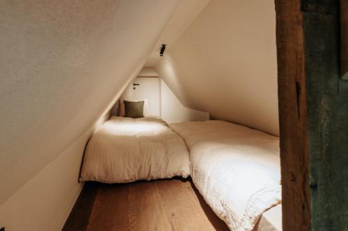 two beds in a small attic bedroom at Le Temps de Vivre Chimay - Ardennen in Momignies