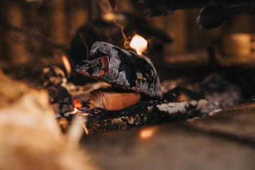 a piece of food sitting on top of a fire at Knutes pensionat in Svansele