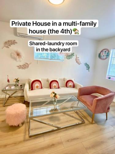 ローズミードにある1BR Pink Cozy House near DTLAのソファとガラスのテーブルのあるリビングルーム