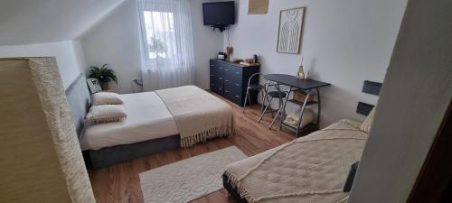 Un dormitorio con una cama y una cómoda. en Privát u Katky, en Veľká Lomnica