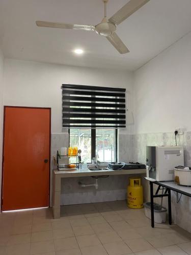 Nhà bếp/bếp nhỏ tại Anjung Rehat Homestay Besut
