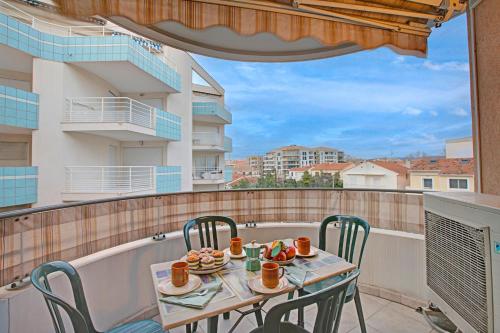 une table et des chaises sur un balcon avec vue dans l'établissement Le Playa - 50m from the beach - Happy Rentals, à Fréjus
