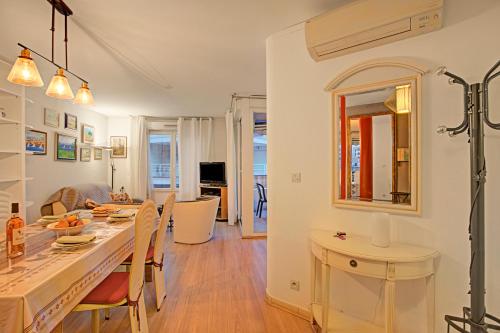 une cuisine et un salon avec une table et des chaises dans l'établissement Le Playa - 50m from the beach - Happy Rentals, à Fréjus