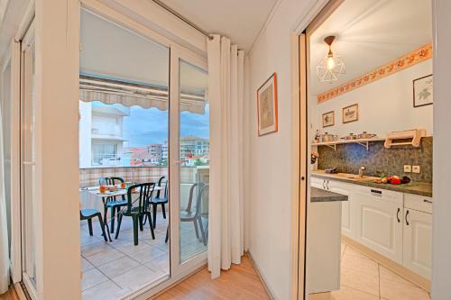 - une cuisine et une salle à manger avec vue sur une table dans l'établissement Le Playa - 50m from the beach - Happy Rentals, à Fréjus