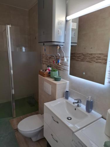 Ένα μπάνιο στο Yasmine Apartment Ultracentral