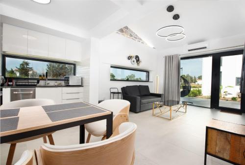 a kitchen and living room with a table and chairs at Kalloni Sunset Villas Lesvos in Skala Kallonis