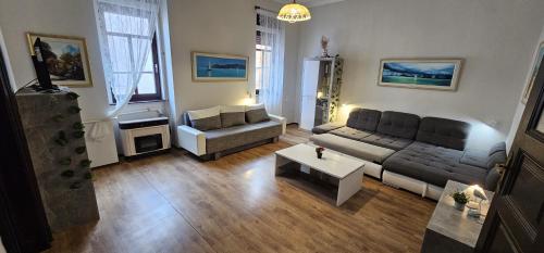 Ruang duduk di Artist Apartment