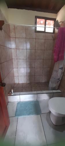 a bathroom with a shower and a toilet at Casa a solo 20 minutos aproximadamente de Manuel Antonio Beach y a 10 minutos aproximadamente del centro de Quepos in Quepos
