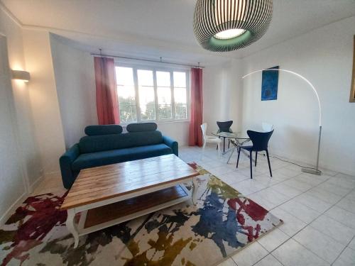 un salon avec un canapé et une table dans l'établissement Palais Alexandre, à Cannes