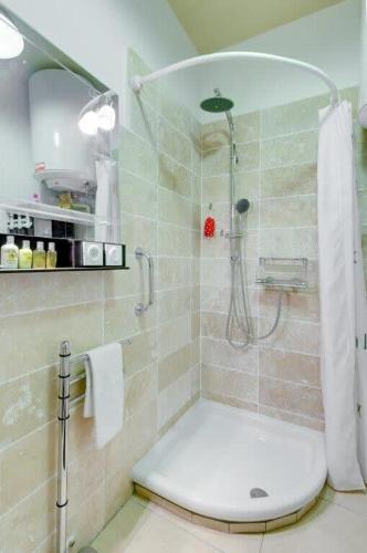 une salle de bain avec douche et toilettes dans l'établissement Jasmine, à Nice