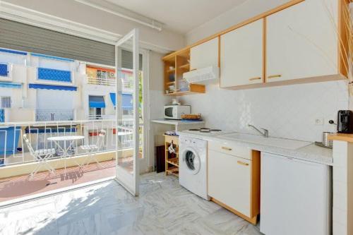 une cuisine avec laveuse et sécheuse dans l'établissement Jasmine, à Nice