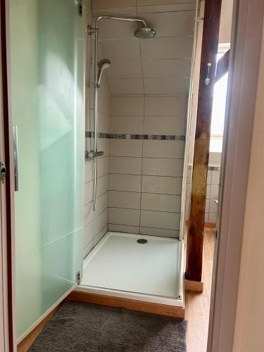 Ένα μπάνιο στο Aulouison Maison spacieuse et paisible de 200 m2, à proximité du Parlement européen