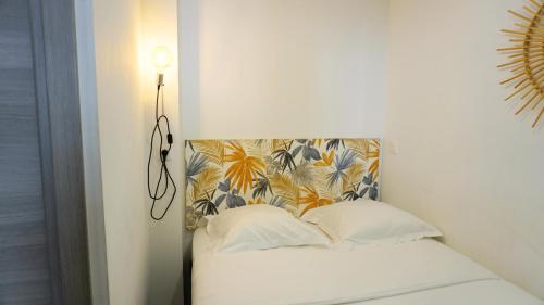 - une chambre avec un lit doté d'une tête de lit et d'une lampe dans l'établissement Proche Carlton & Croisette, Appartement 302 - Palmazur Vacances, à Cannes