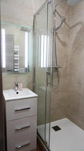 Salle de bains dans l'établissement Proche Carlton & Croisette, Appartement 302 - Palmazur Vacances