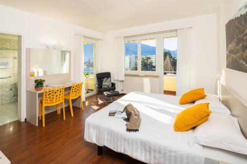 Postel nebo postele na pokoji v ubytování Hotel Rondinella Locarno
