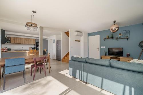 un salon et une cuisine avec un canapé et une table dans l'établissement Villa Escale Marine, Vue Mer, 3 chambres - 2 lits double et 2 lits simples, à La Ciotat