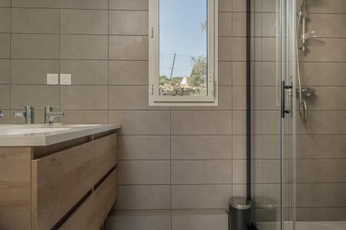 un baño con lavabo y ducha en Villa Escale Marine, Vue Mer, 3 chambres - 2 lits double et 2 lits simples, en La Ciotat