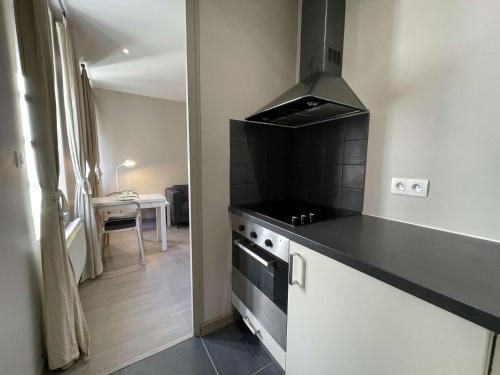 une cuisine avec une cuisinière et un comptoir dans l'établissement Appartement T2 à La Rochelle - LR180-002, à La Rochelle