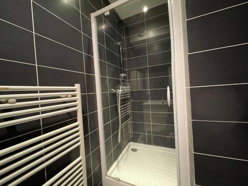 une douche avec une porte vitrée dans une salle de bain dans l'établissement Appartement T2 à La Rochelle - LR180-002, à La Rochelle
