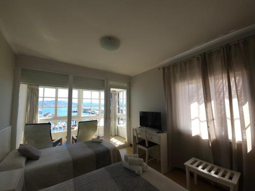 Televízia a/alebo spoločenská miestnosť v ubytovaní Hotel Cais