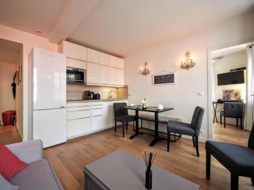 une cuisine et un salon avec une table et des chaises dans l'établissement Paris Louvre Bourse city center, à Paris