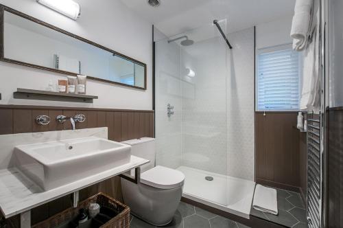 Et badeværelse på Carmel Cottage by Keepers Cottages