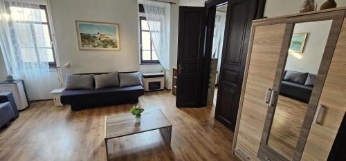 Ruang duduk di Artist Apartment