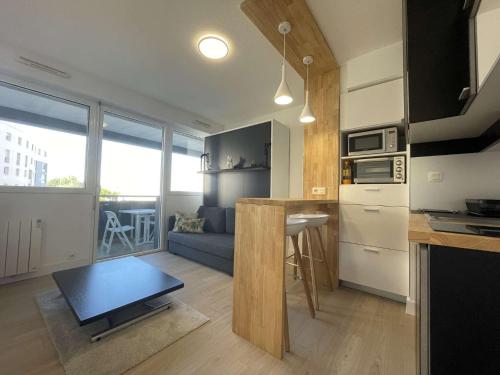 - une cuisine et un salon avec une table et un comptoir dans l'établissement Appt Studio LA ROCHELLE - LR110-K11B, à La Rochelle