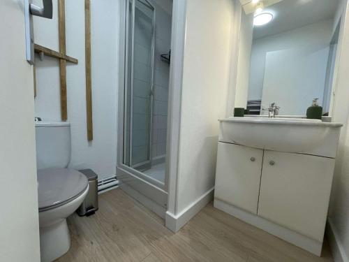 une salle de bain avec toilettes, lavabo et douche dans l'établissement Appt Studio LA ROCHELLE - LR110-K11B, à La Rochelle