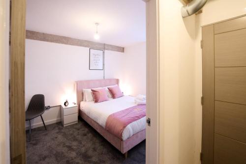a small bedroom with a bed and a chair at Modern Living 1Bed in Central Warrington in Warrington