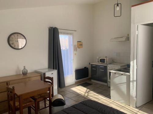 Dapur atau dapur kecil di Camping Familial paisible avec piscine, mobil home , chalet, Studio & emplacement nue