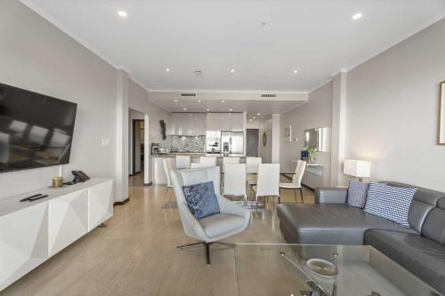 パーム・イーグル・ビーチにあるEagle Beach - Alluring Beach View 2BR condo -LV304のソファとテーブルのあるリビングルーム