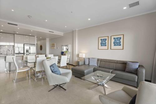 Eagle Beach - Alluring Beach View 2BR condo -LV304にあるシーティングエリア