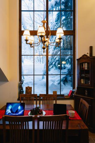 Televiisor ja/või meelelahutuskeskus majutusasutuses Rustic Hideaway - Brezovica Cabin