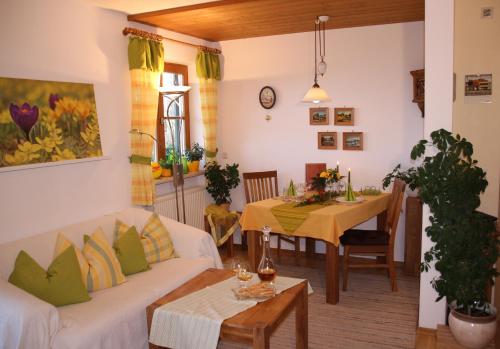 een woonkamer met een bank en een tafel bij Ferienwohnung Freißl in Rottenbuch