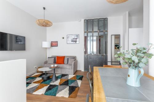 Lounge in a cosy apartment on Canal Saint-Martin