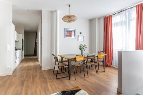 une salle à manger avec une table et des chaises dans l'établissement Lounge in a cosy apartment on Canal Saint-Martin, à Paris